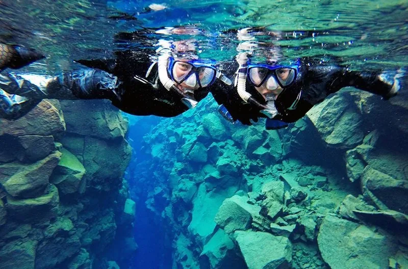Snorkeling à Silfra en combinaison étanche avec photos sous-marines