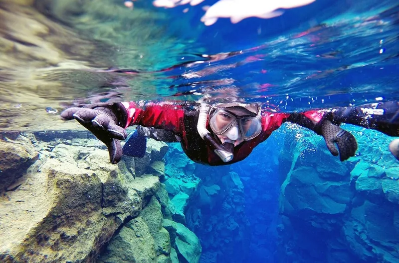 Snorkeling à Silfra en combinaison étanche avec prise en charge à Reykjavik