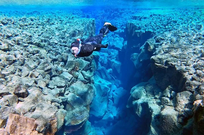 Snorkeling à Silfra en combinaison humide ou étanche