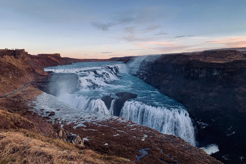 La cascata di Gullfoss che precipita in un canyon nella luce bassa della sera